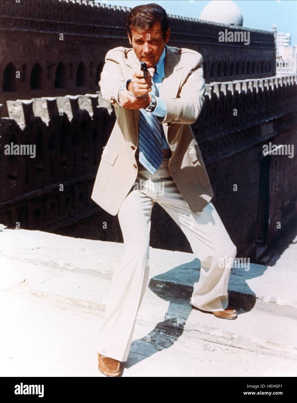 ROGER MOORE JAMES BOND DER MANN MIT DEM GOLDENEN COLT (1974 Stockfotografie Alamy