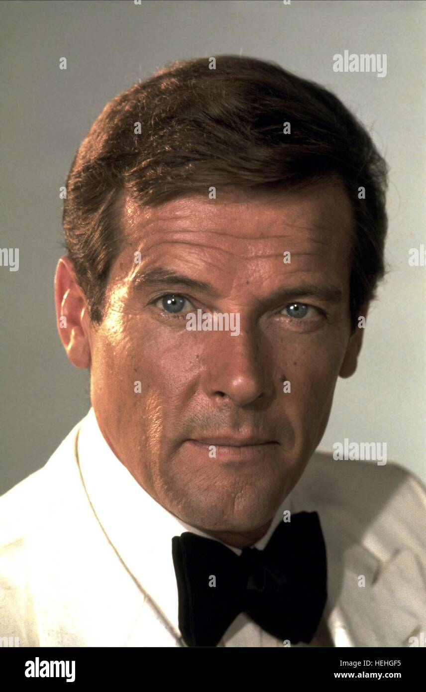 ROGER MOORE JAMES BOND DER MANN MIT DEM GOLDENEN COLT (1974 Stockfotografie Alamy