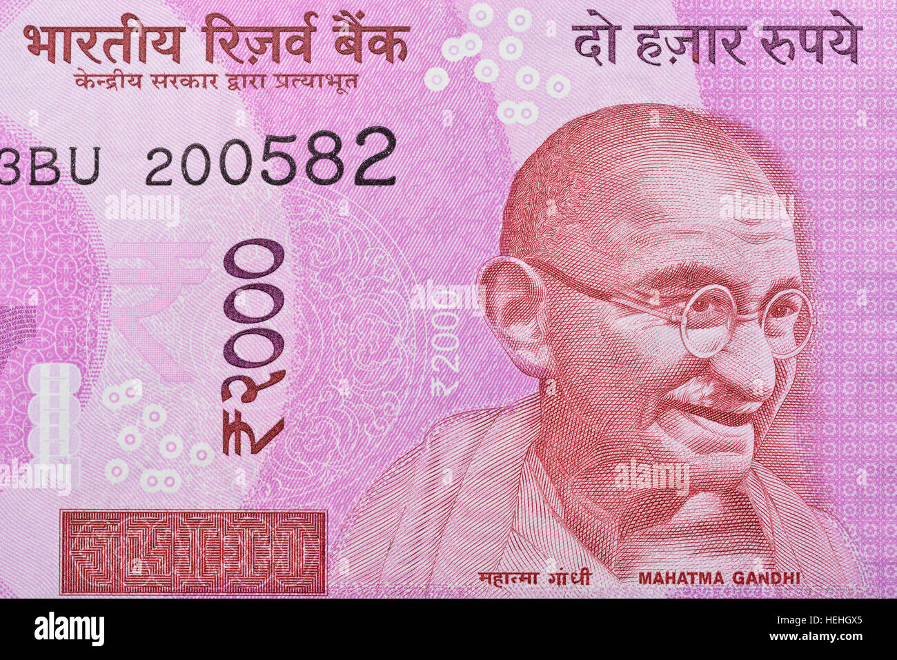 Indische Rupie zweitausend Hinweis mit Mahatma Gandhi Portrait Stockfoto