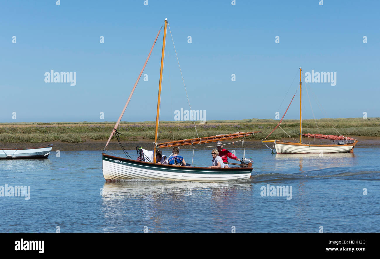 Traditionelle Segelboote am Fluss Brennen von The Quay, Burnham Overy Staithe, Norfolk, England, Vereinigtes Königreich Stockfoto