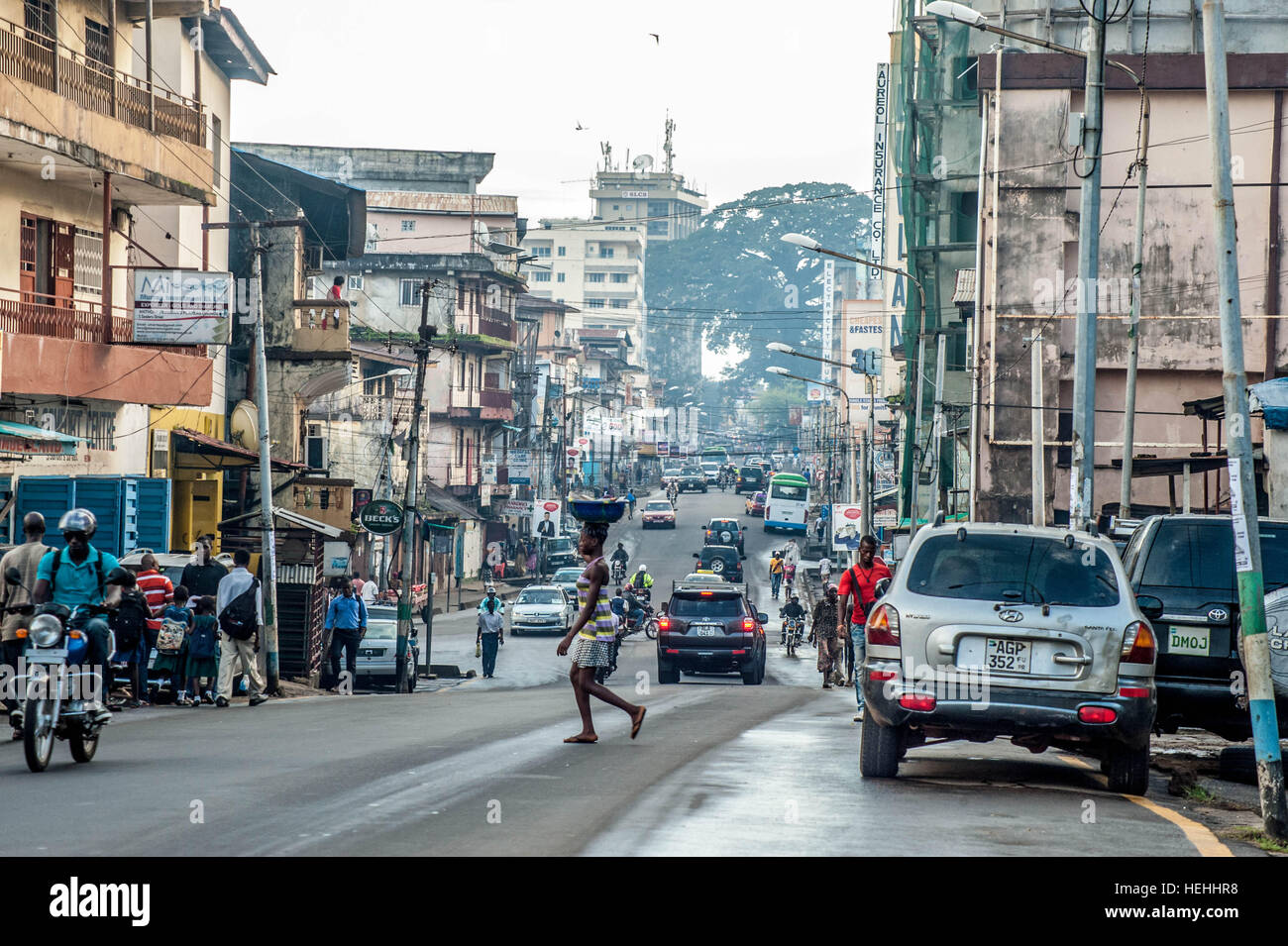 Street View von Siaka Steven Straße und der historischen Baumwolle Baum in Freetown, Sierra Leone Stockfoto