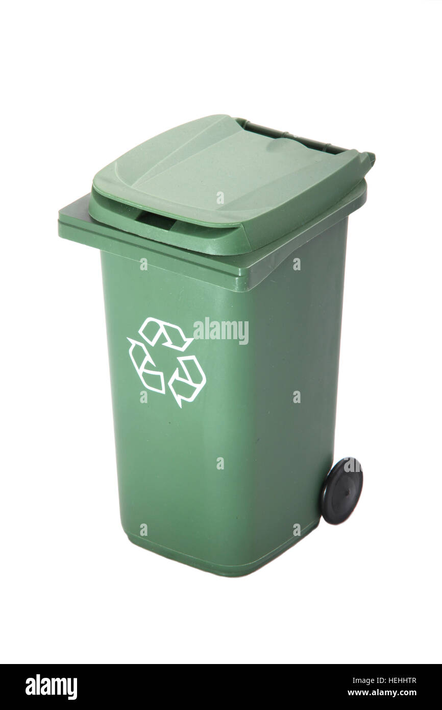 Grüne Abfall oder Müll Papierkorb mit dem Papierkorb-Symbol auf einem weißen Hintergrund. Stockfoto