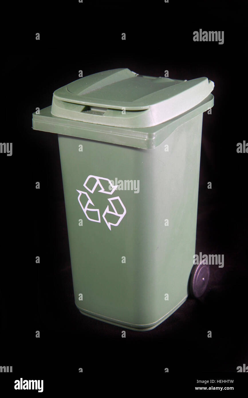 Grüne Abfall oder Müll Papierkorb mit dem Papierkorb-Symbol auf einem schwarzen Hintergrund. Stockfoto