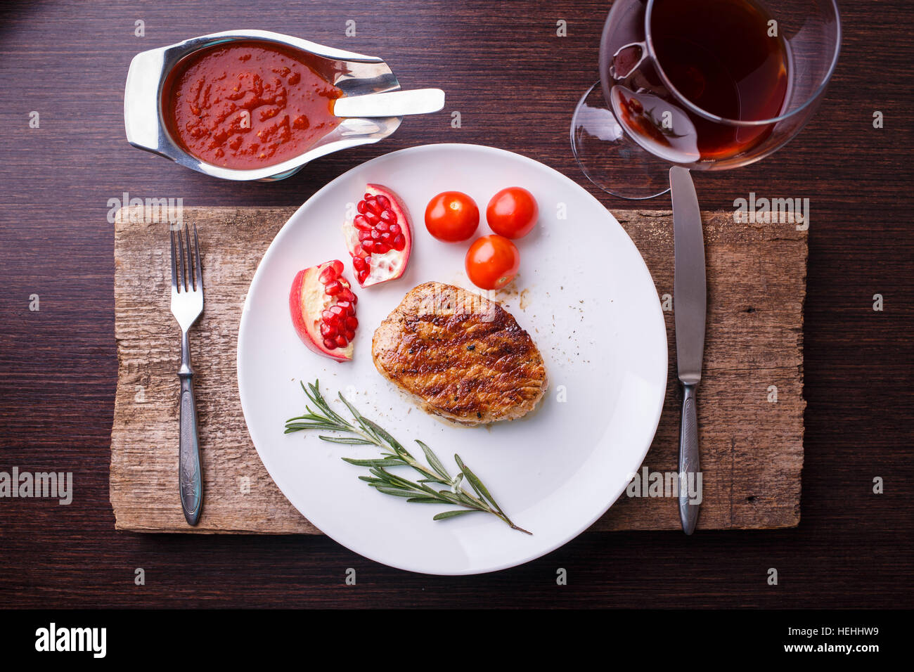 Draufsicht des Steak auf weißen Teller mit Rotwein Stockfoto