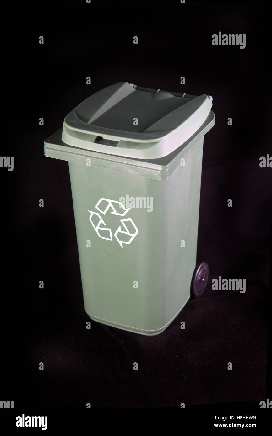 Grüne Abfall oder Müll Papierkorb mit dem Papierkorb-Symbol auf einem schwarzen Hintergrund. Stockfoto