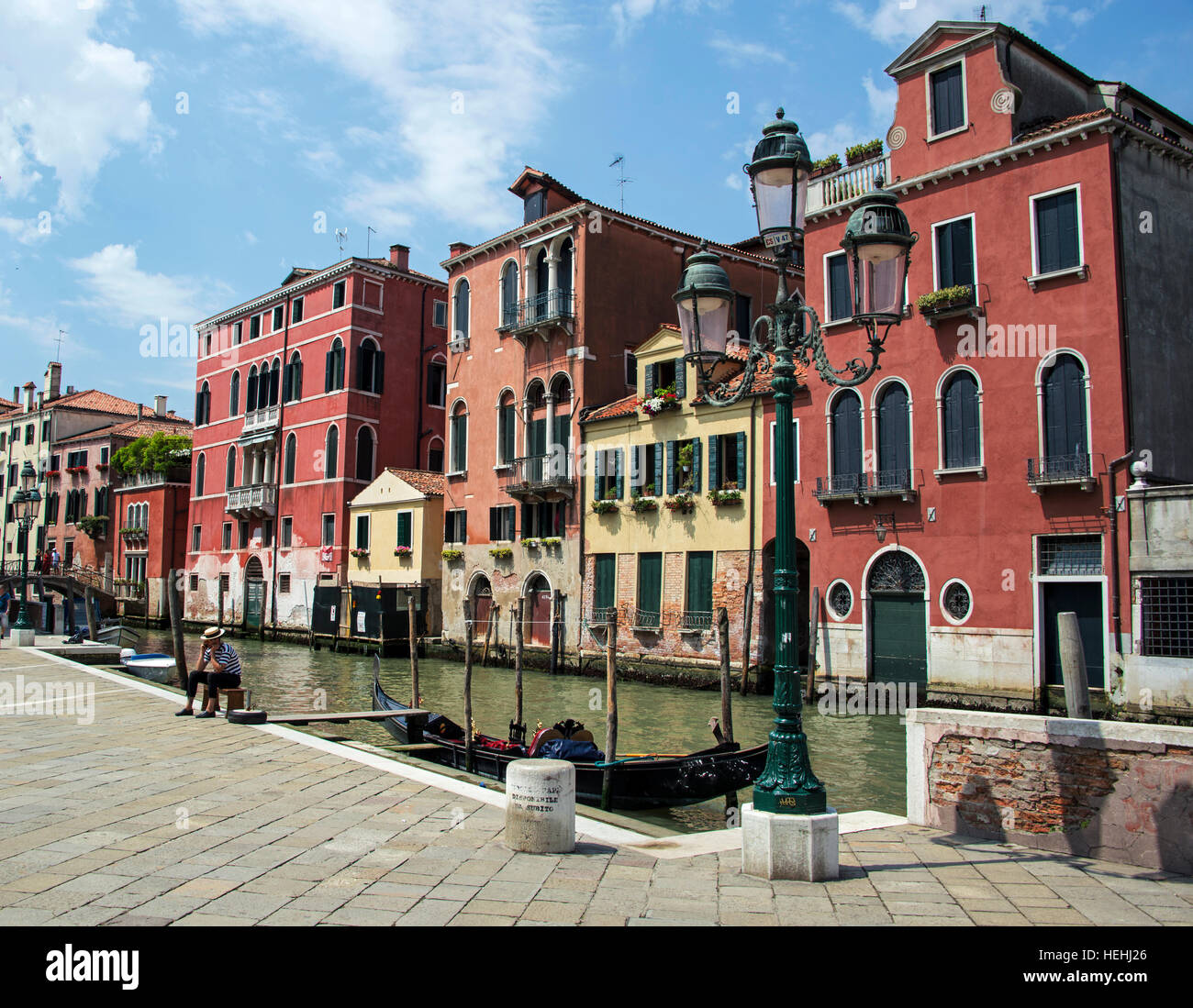 Architektur in Venedig, bunten traditionellen venezianischen Wohnungen mit Blick auf einen Kanal mit Gondel im Vordergrund Stockfoto
