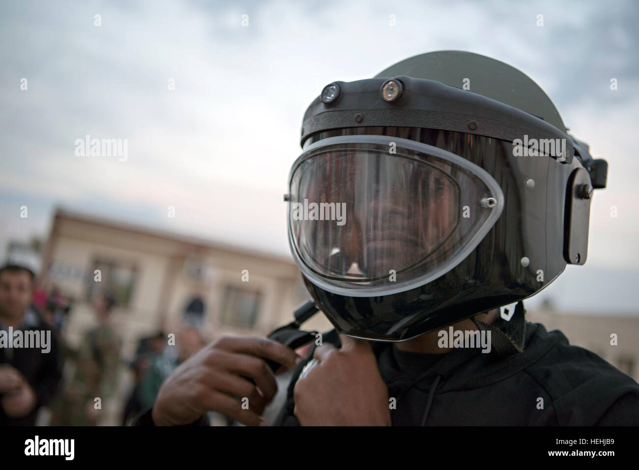 NBA-Basketball-Spieler Ray Allen versucht auf einem militärischen Helm und Visier während Besuch US-Soldaten während einer GVV Engagement Tour auf der Incirlik Air Base 5. Dezember 2016 in Adana, Türkei Truppe. Stockfoto