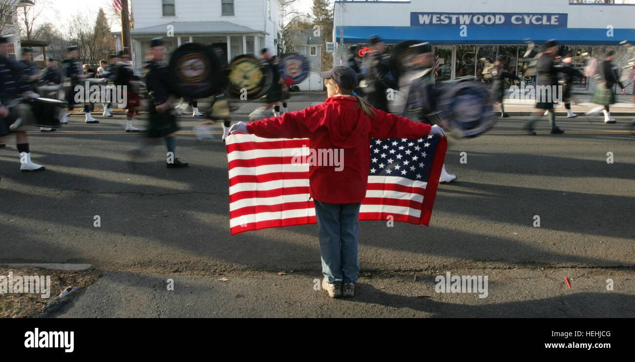 Menschen säumen die Straße und Welle amerikanischen Flaggen als Organ der lokalen US-Marine Soldat, Christopher Hrbek von der Dover Air Force Base, Beckers Beerdigungsinstitut 21. Januar 2010 in Westwood, New Jersey geleitet wird. Hrbek starb im Kampf gegen Weile in Afghanistan. Stockfoto