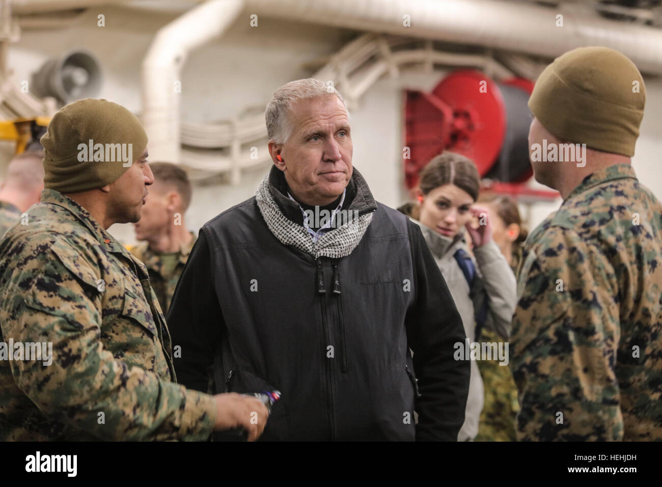 US-Senator für North Carolina Thom Tillis spricht mit US-Soldaten an Bord der USN San Antonio-Klasse amphibischen Dock Transportschiff USS Mesa Verde während der amphibischen bereit Gruppe/Marine Expeditionary Unit Übung 16. Dezember 2016 in den Atlantischen Ozean. Stockfoto