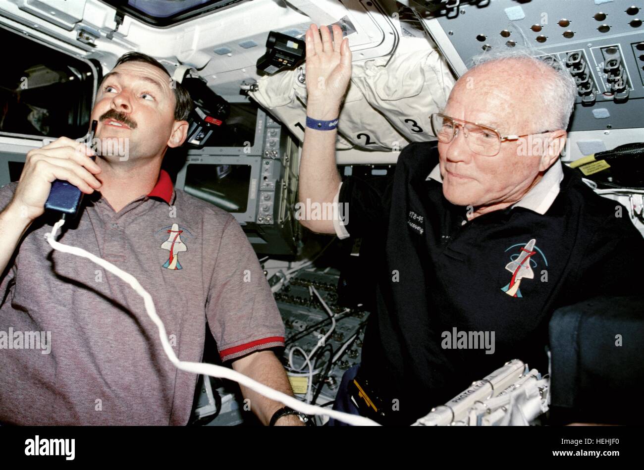 STS-95 NASA Mission Astronauten Curtis Brown (links) und John Glenn kommunizieren mit Mission Control während einer Pressekonferenz auf dem Achterdeck Flug der Raumfähre Discovery 31. Oktober 1998 in der Erdumlaufbahn. Stockfoto