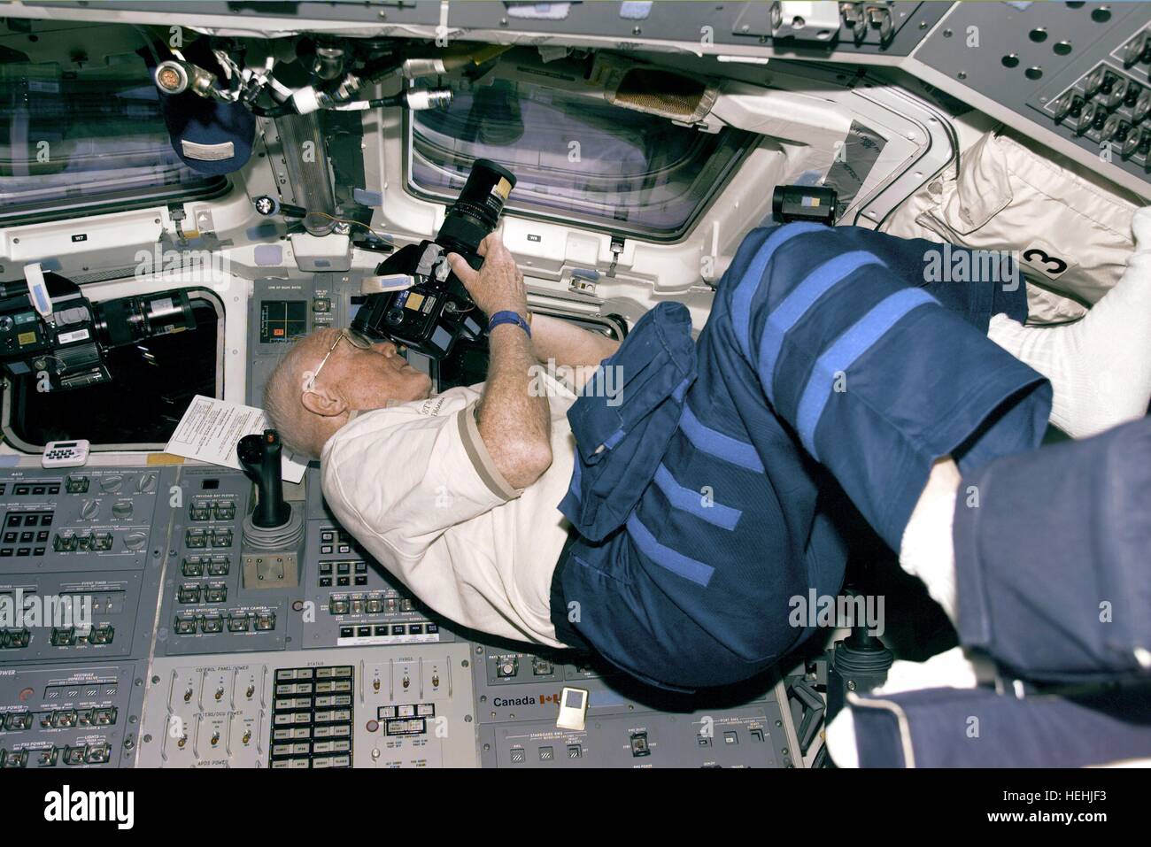 STS-95 NASA Mission Astronaut John Glenn nimmt Fotos aus den Fenstern des Space Shuttle Discovery Flug Achterdeck 30. Oktober 1998 in der Erdumlaufbahn. Stockfoto