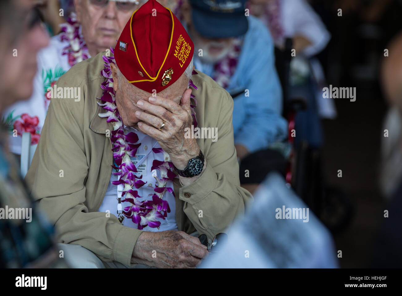 US Weltkrieg veteran und Pearl Harbor Überlebender, die Paul Hillard schreit während Trauer Kameraden ums Leben in Pearl Harbor Angriffen während der 75. Jahrestag nationale Pearl Harbor Volkstrauertag Gedenkfeier am gemeinsamen Basis Pearl Harbor-Hickam 7. Dezember 2016 in Pearl Harbor, Hawaii. Stockfoto