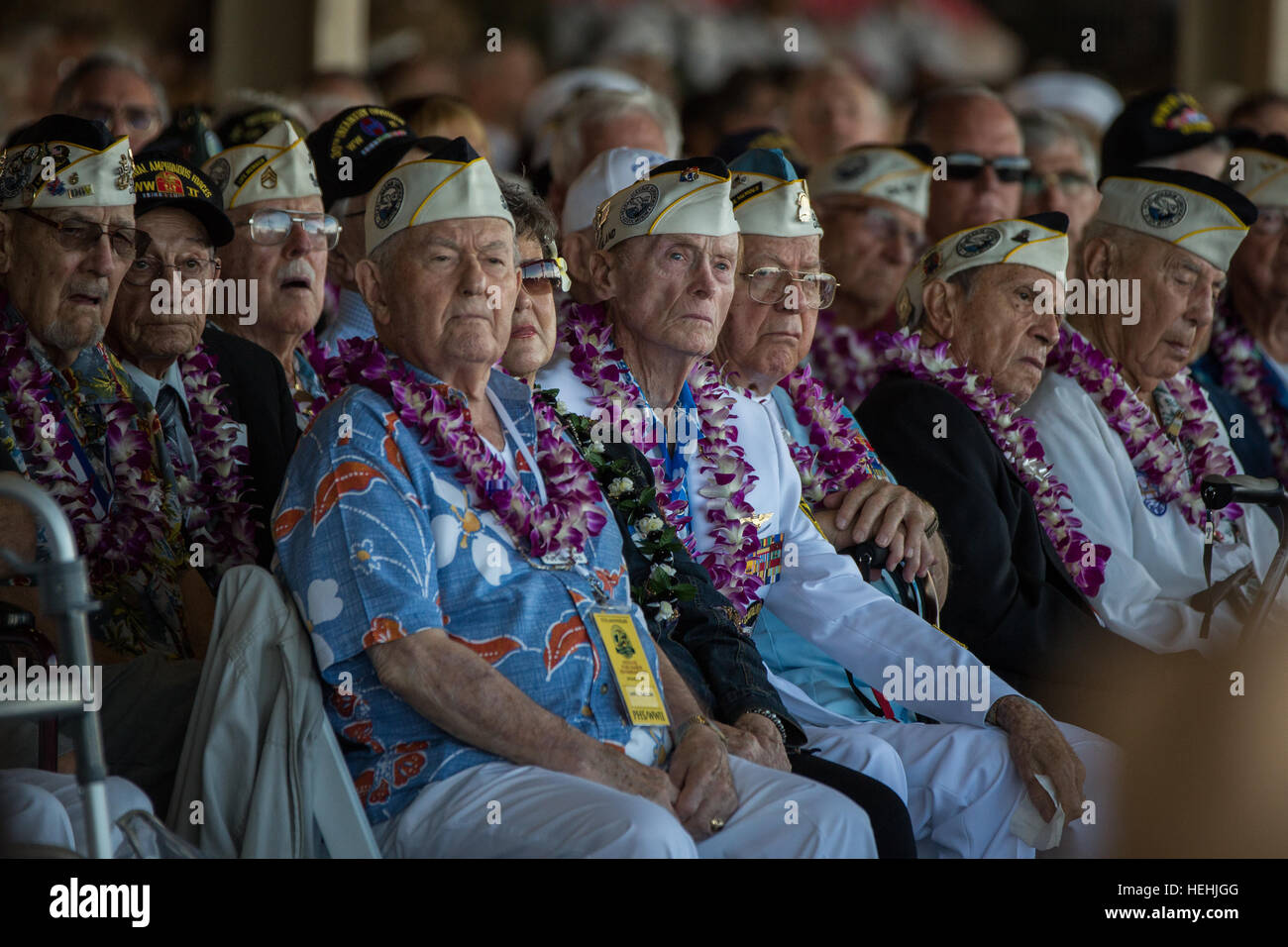 US-Kriegsveteranen und Pearl Harbor Überlebenden hören Gastredner während das 75. Jubiläum nationalen Pearl Harbor Remembrance Day Gedenken an die gemeinsame Basis Pearl Harbor-Hickam 7. Dezember 2016 in Pearl Harbor, Hawaii. Stockfoto