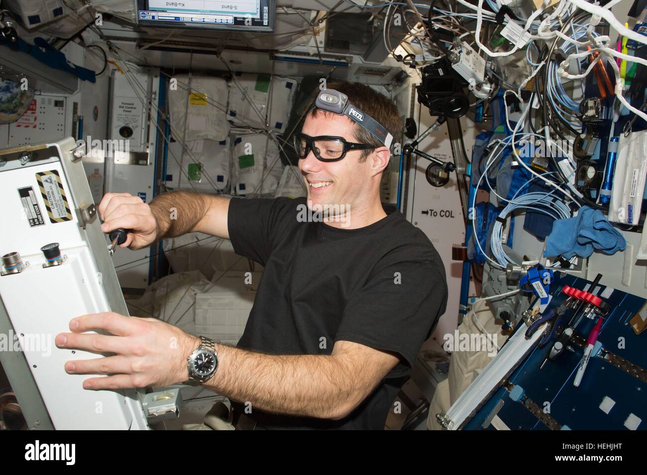 NASA-Expedition 50-51 erstklassige Crew Mitglied französischer Astronaut Thomas Pesquet von der European Space Agency arbeitet in der internationalen Raumstation ISS Harmonie Knoten 26. November 2016 in der Erdumlaufbahn. Stockfoto