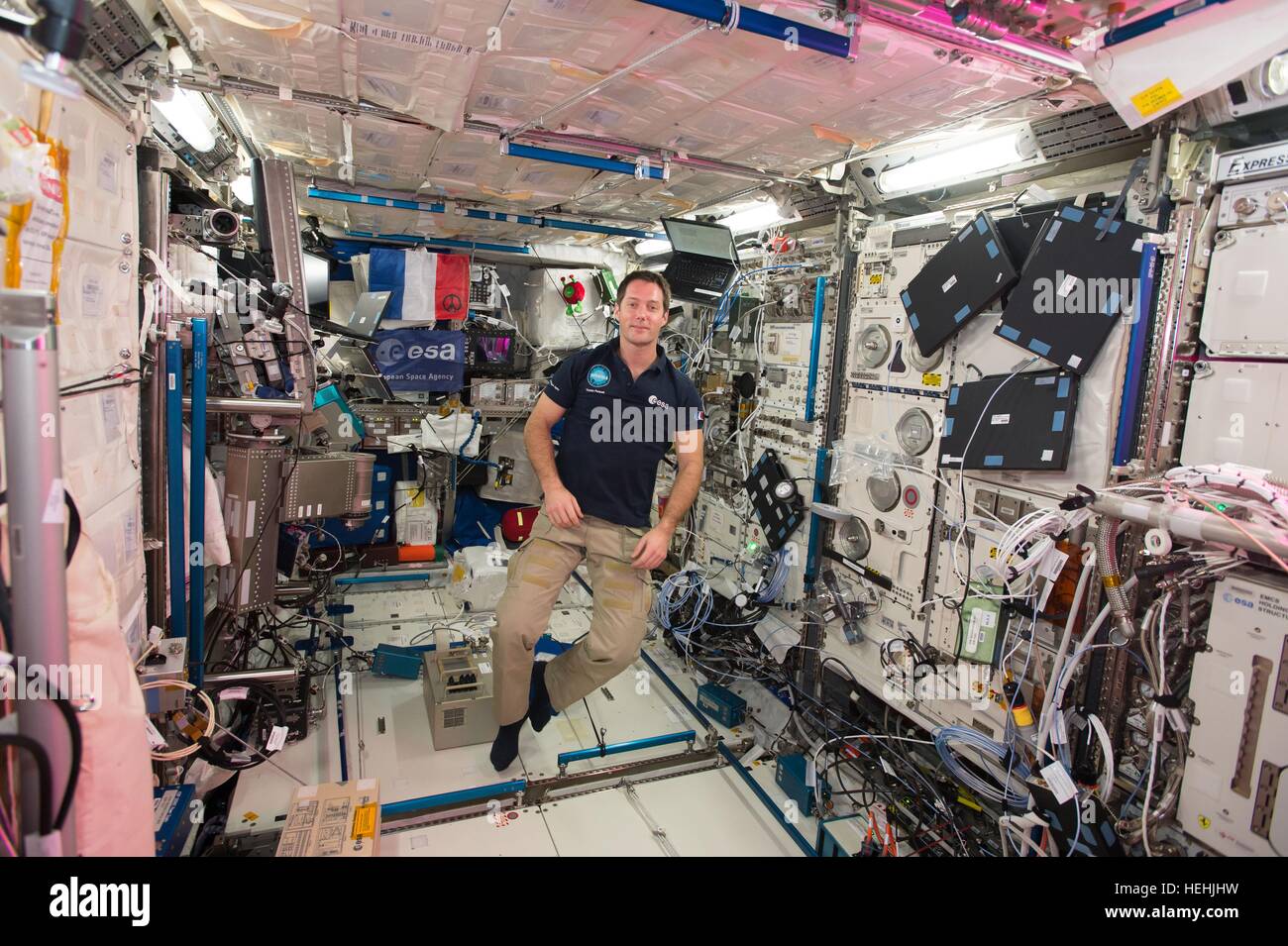 NASA-Expedition 50-51 erstklassige Crew Mitglied französischer Astronaut Thomas Pesquet von der European Space Agency schwebt im Columbus-Modul an Bord der internationalen Raumstation ISS 26. November 2016 in der Erdumlaufbahn. Stockfoto