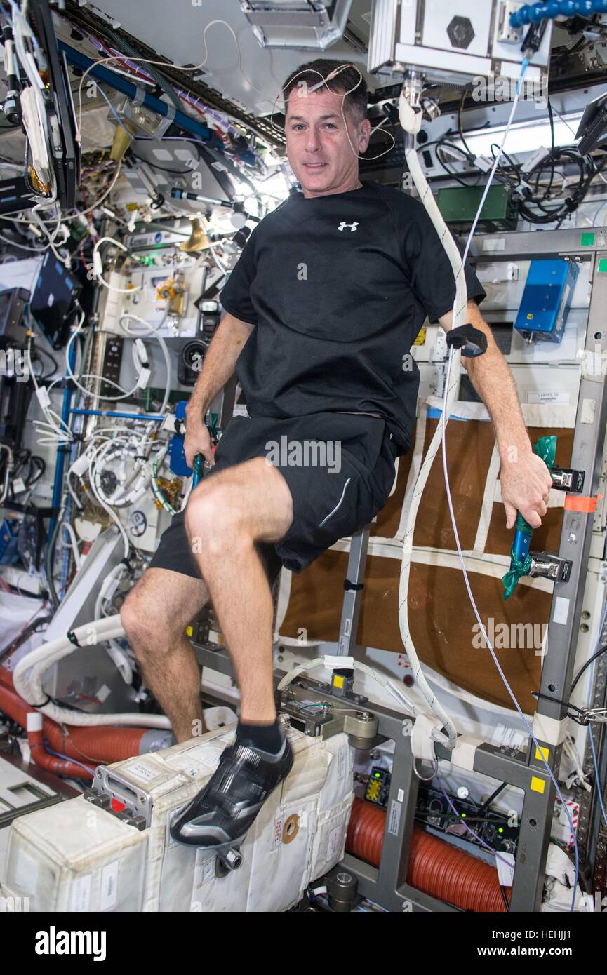NASA-Expedition 50 Astronaut Shane Kimbrough Übungen auf dem Fahrradergometer mit Schwingungsisolation und Stabilisierung Gerät an Bord der internationalen Raumstation ISS 30. November 2016 in der Erdumlaufbahn. Stockfoto