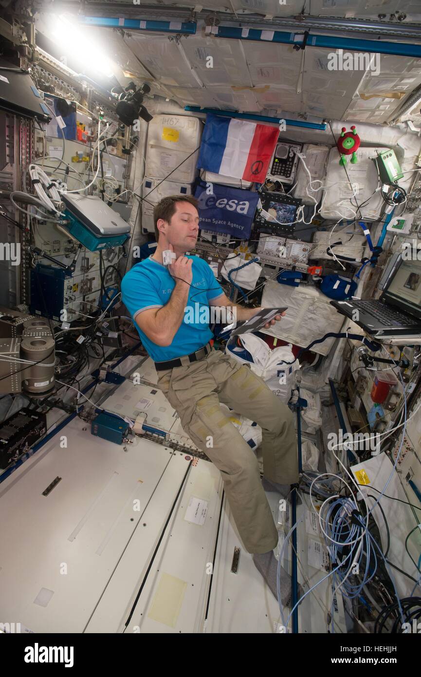 NASA-Expedition 50-51 Crew Mitglied französischer Astronaut Thomas Pesquet von der European Space Agency prime schwebt in der internationalen Raumstation Columbus-Modul 7. Dezember 2016 in der Erdumlaufbahn. Stockfoto