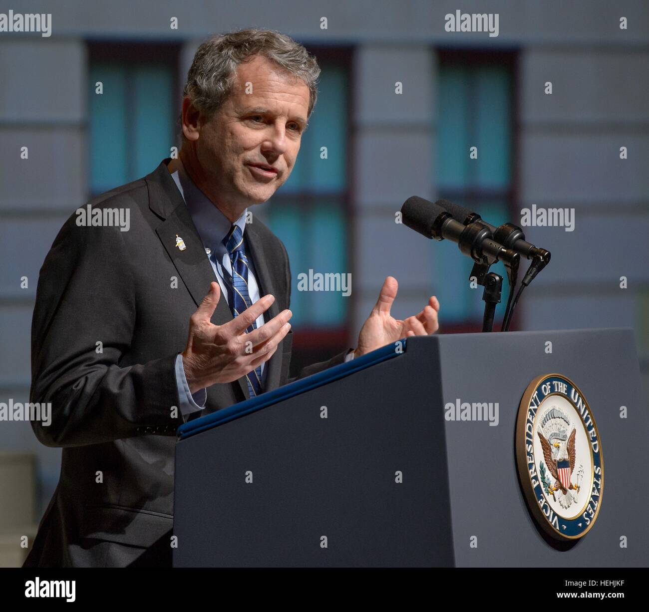 US-Senator für Ohio Sherrod Brown spricht bei einer Trauerfeier feiert das Leben des ehemaligen NASA-Astronaut und US-Senator John Glenn an der Ohio State University Mershon Auditorium 17. Dezember 2016 in Columbus, Ohio. Stockfoto