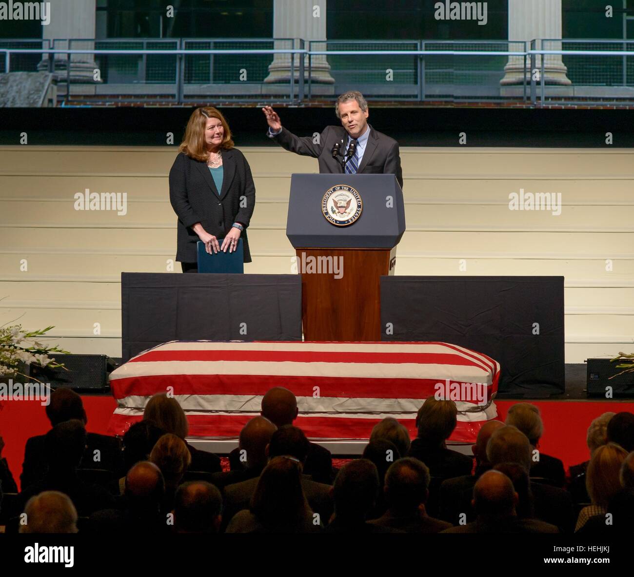 US-Senator für Ohio Sherrod Brown spricht bei einer Trauerfeier feiert das Leben des ehemaligen NASA-Astronaut und US-Senator John Glenn an der Ohio State University Mershon Auditorium 17. Dezember 2016 in Columbus, Ohio. Stockfoto