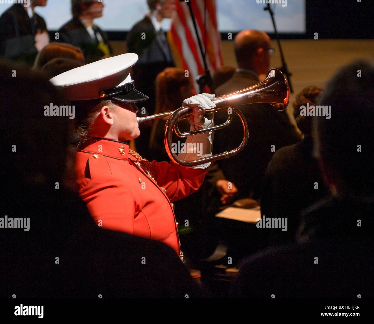 Soldat der US-Marine spielt Hähne auf einer Trompete während der Trauerfeier feiert das Leben des ehemaligen NASA-Astronaut und US-Senator John Glenn an der Ohio State University Mershon Auditorium 17. Dezember 2016 in Columbus, Ohio. Stockfoto