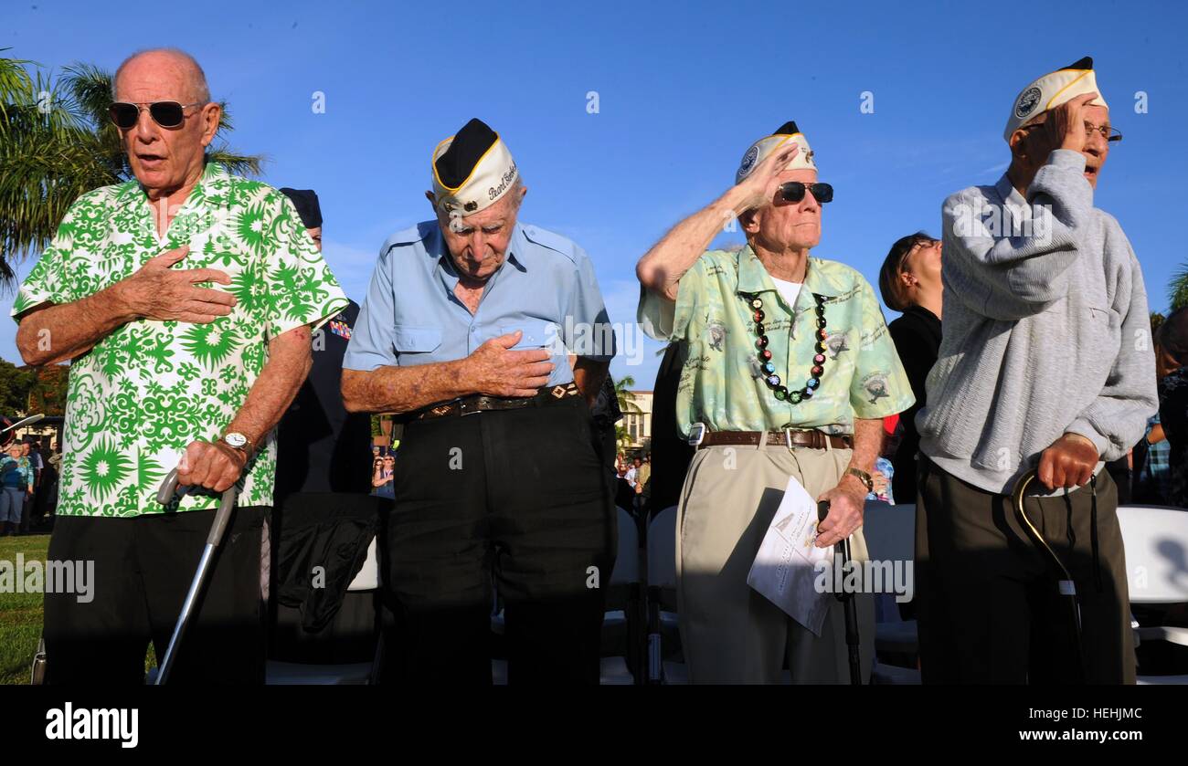 US-Kriegsveteranen und Pearl Harbor Angriff Überlebenden stehen während der Nationalhymne bei den 75. Jahrestag Gedenken Veranstaltungen an die gemeinsame Basis Pearl Harbor-Hickam 7. Dezember 2016 in Pearl Harbor, Hawaii. Stockfoto