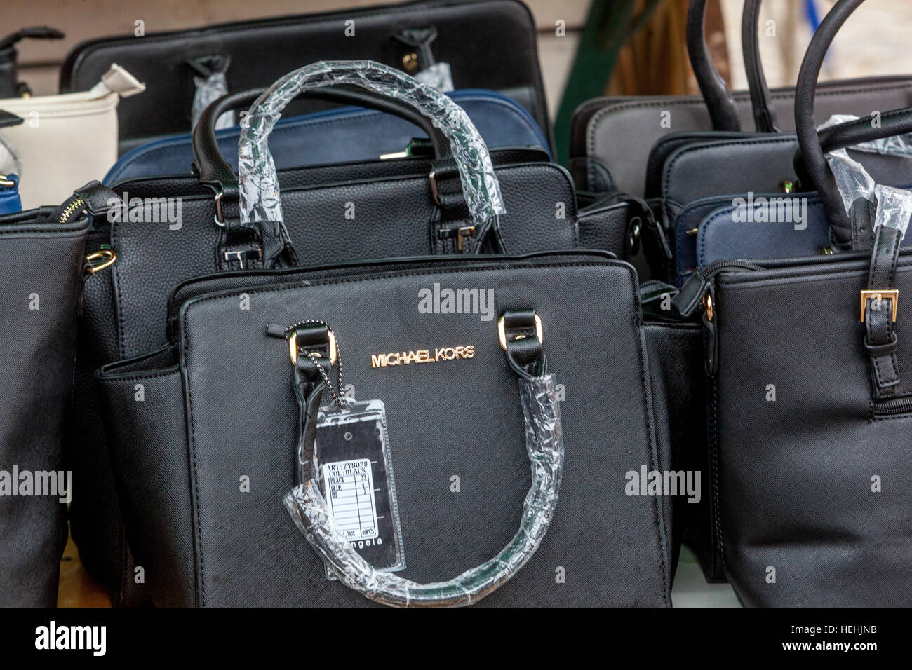 Verkauf von gefälschten Handtaschen bekannte Marke Michael Kors, Markt,  Holesovice, Prag, Tschechische Republik Stockfotografie - Alamy