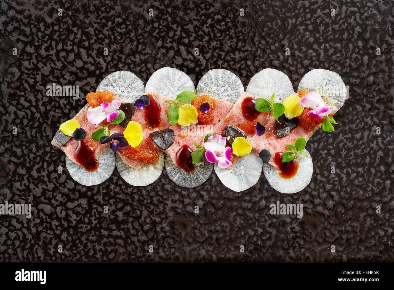 Roher Wagyu-Rind-Sashimi-Sushi japan japanische olympische lebensmittel Blumenblätter schöne Okopf-Sojen-Sauce Stockfoto