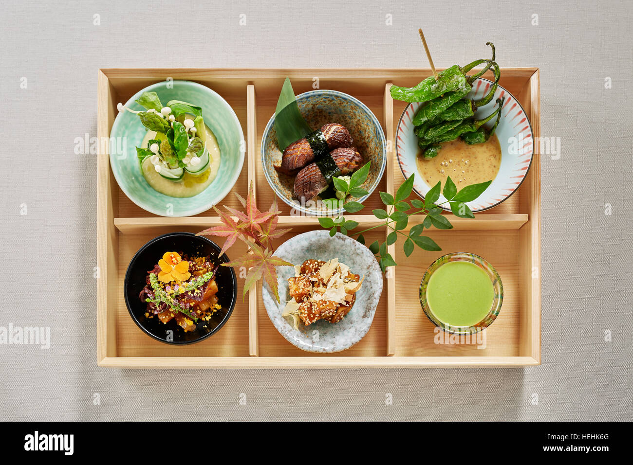 Japanische Küche Holz-Bento-Box Blick über die Decke sechs Gerichte hübsche Schüsseln Mittagessen traditionell bunt schön lecker Stockfoto
