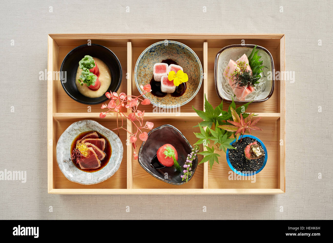 Japanische Küche Holz-Bento-Box Blick über die Decke sechs Gerichte hübsche Schüsseln Mittagessen traditionell bunt schön lecker Stockfoto