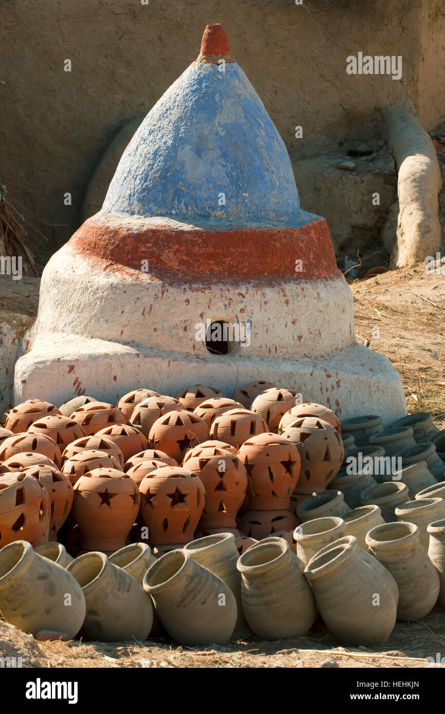 Ägypten, Oase Dakhla, El Qasr, Töpferei Stockfoto