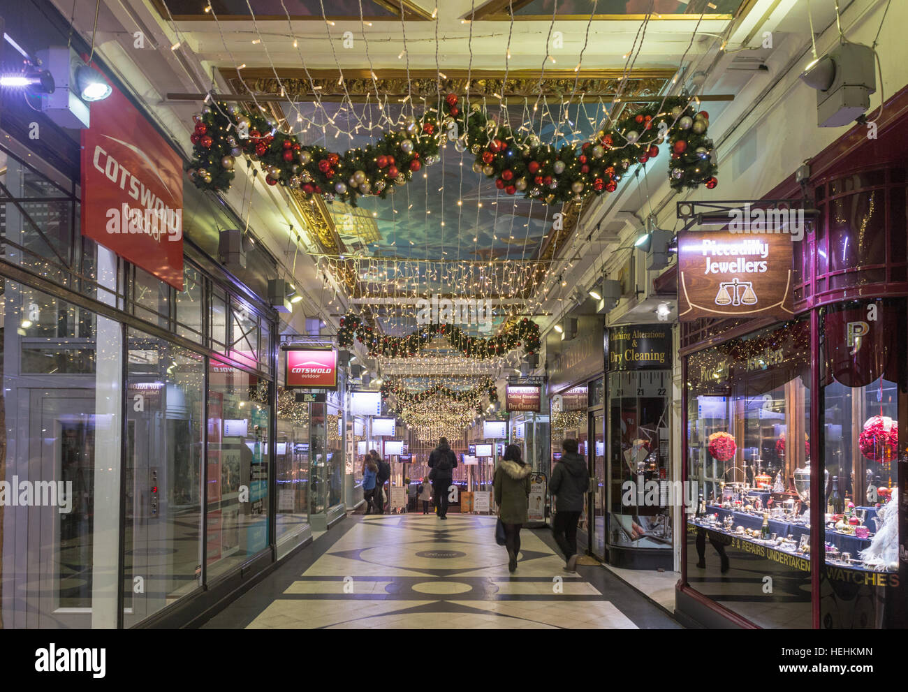 Burlington Arcade, Birmingham, UK in der Nacht während der Weihnachtszeit Stockfoto
