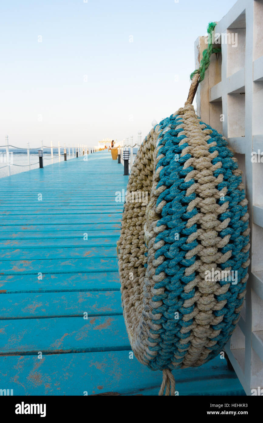 RIXOS SHARM EL Sheikh, Ägypten - 25. August 2015: Pier in das blaue Meer mit traditionellen Kotflügel Stockfoto