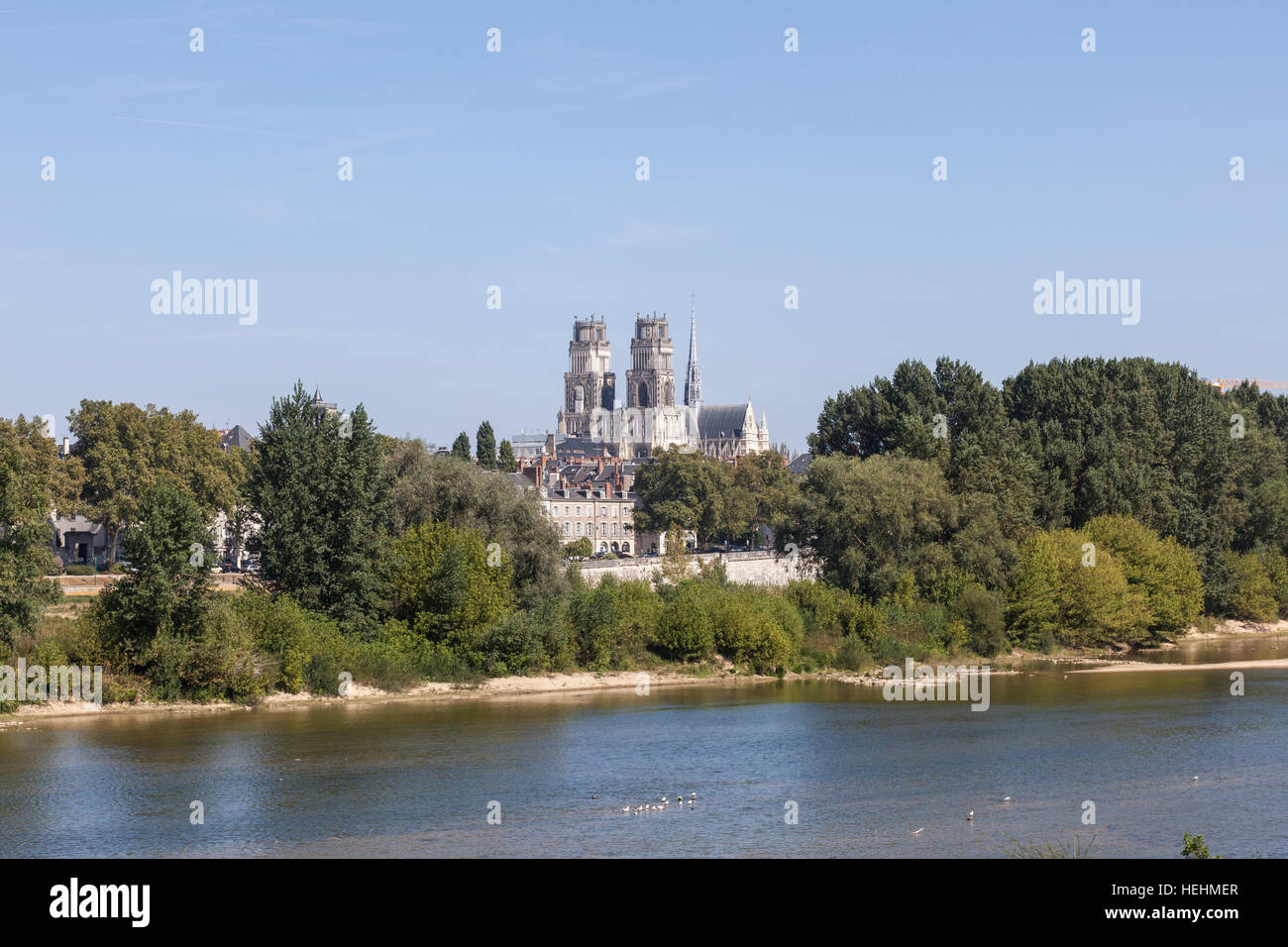 Blick über die Loire, die Kathedrale Sainte-Croix d ' Orléans oder die Kathedrale von Orleans in Frankreich. Stockfoto