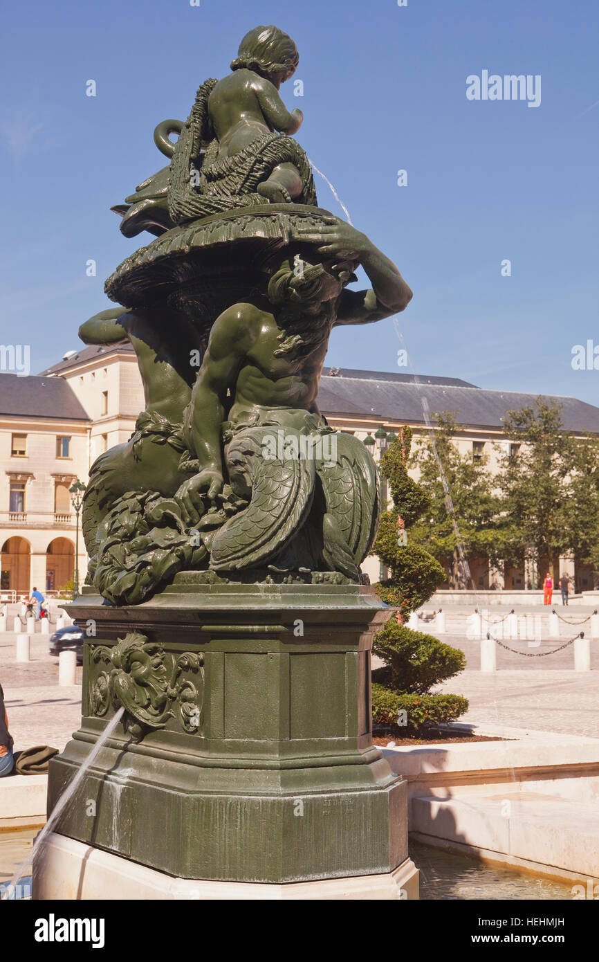 Ein Brunnen vor der Kathedrale Sainte-Croix d ' Orléans oder die Kathedrale von Orleans in Frankreich. Stockfoto