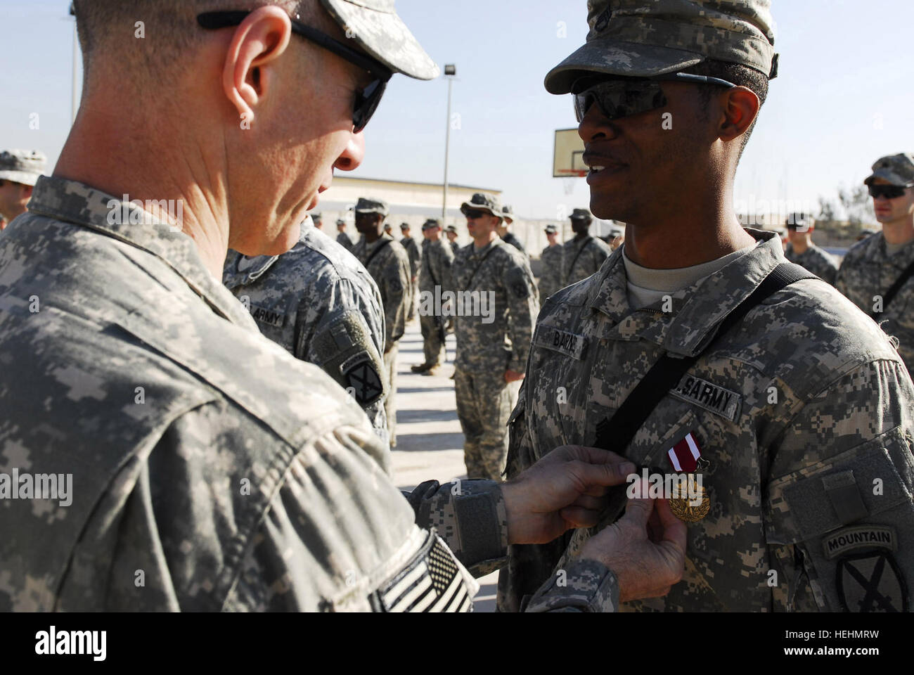 CAB. Nach vorne OPERATING BASE FALCON, Irak – Oberstleutnant Timothy Watson, der stammt von Atkinson, NH, und Kommandeur des 2. Bataillons, 4. Infanterie-Regiment, 1st Brigade Combat Team, 4. US-Infanteriedivision, Multi-National Division – Bagdad, befestigt präsentiert eine Meritorious Service Medal, Staff Sgt John Barnes, ein Signal Unterstützungssysteme Spezialist aus Hough, Texas, Headquarters und Headquarters Company zugewiesen , 2. "Warrior" BN, 4. inf Regt., Dez. 13, während einer Zeremonie im Forward Operating Base Falcon im Süden Bagdads Rashid Bezirk. Barnes erhielt auch eine Bekämpfung der Aktion Ba Stockfoto