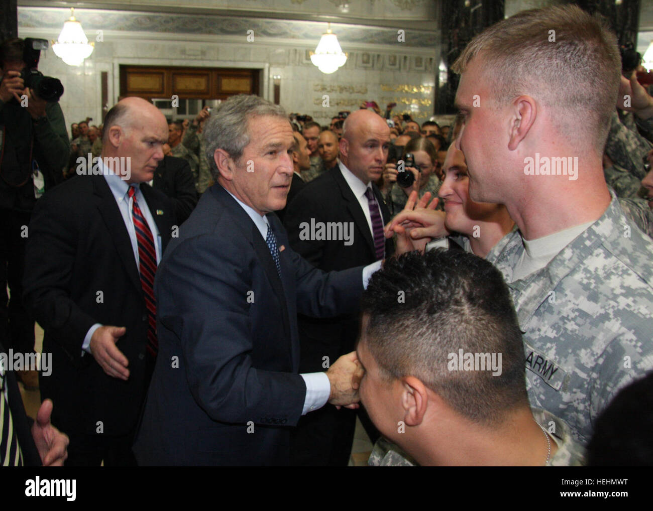 Präsident George W. Bush hält um Soldaten einzeln bei Bagram Air Base Afghanistan Dez. 15 danken. Flickr - der US-Armee - www.Army.mil (141) Stockfoto