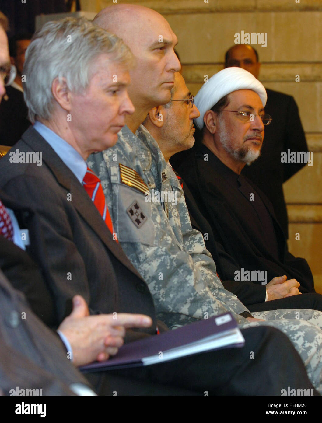US-Botschafter in Irak, Ryan C. Crocker und MNF-Kommandierender General General Raymond Odierno hören als den US-Präsidenten George W. Bush und Irak Premierminister Nuri Kamel al-Maliki spreche bei einer Pressekonferenz in Bagdad, Irak 14. Dezember 2008. Bush Irak besucht, trifft Maliki 136590 Stockfoto