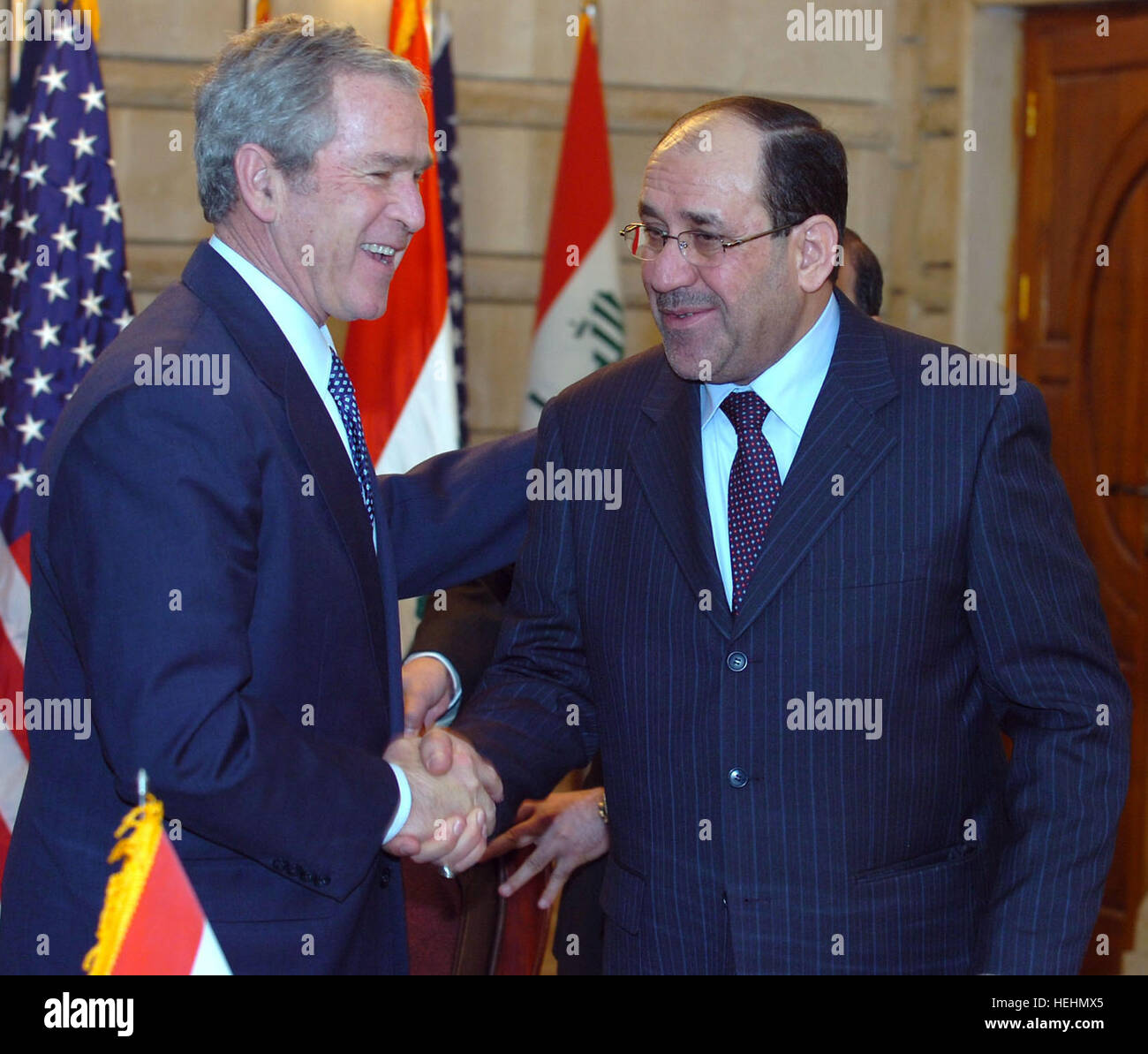 US-Präsident George W. Bush schüttelt Hände mit Kamel der irakische Ministerpräsident Nuri al-Maliki nach eine Pressekonferenz in Bagdad, Irak 14. Dezember 2008 statt. Bush besucht Irak, Maliki trifft 136586 Stockfoto