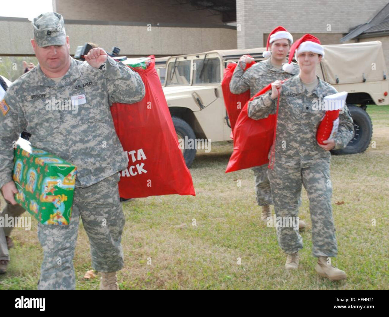 HAMMOND, Louisiana – Louisiana Nationalgarde Soldaten Sgt 1. Klasse Erik A. Vorhoff von Metairie, Louisiana, Spc. Sarah R. Garza Belle Chasse, Louisiana, und Pvt. 1. Klasse Gary W. Linam von Baton Rouge, Louisiana, Spenden Säcke gefüllt mit Spielzeug, die Louisiana Schule für Gehörlose in Baton Rouge, Louisiana, Dez. 18.  204. Flugplatz Operationen Theatergruppe in Hammond, Louisiana, gesammelt über 100 Spielzeug zu spenden, um die Elementar Jungen und Mädchen Schlafsäle.  (US Armee-Foto von Staff Sgt Stephanie J. Cross, staatliche Aviation Command Unit Public Affairs Vertreter) Gardisten verbreitet Weihnachtsstimmung in Louisiana Schule Stockfoto