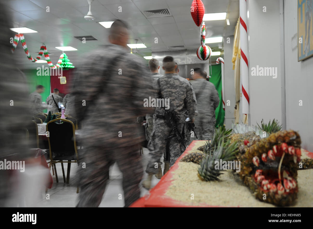 Eine Dekoration von einem Alligator wird vor dem Essen für die US-Armee Soldaten der 3. Brigade Combat Team, 82nd Airborne Division, in die Restaurants Anlage in der Forward Operating Base Loyalität, Beladiyat, östlichen Bagdad, Irak, 25. Dezember 2008 gelegt. Dekorationen wurden rund um die Restaurants Anlage bei FOB Loyalität zu helfen, den Geist der Weihnacht zu vermitteln. Weihnachten im Vorwärts operative Basis Treue 140189 Stockfoto