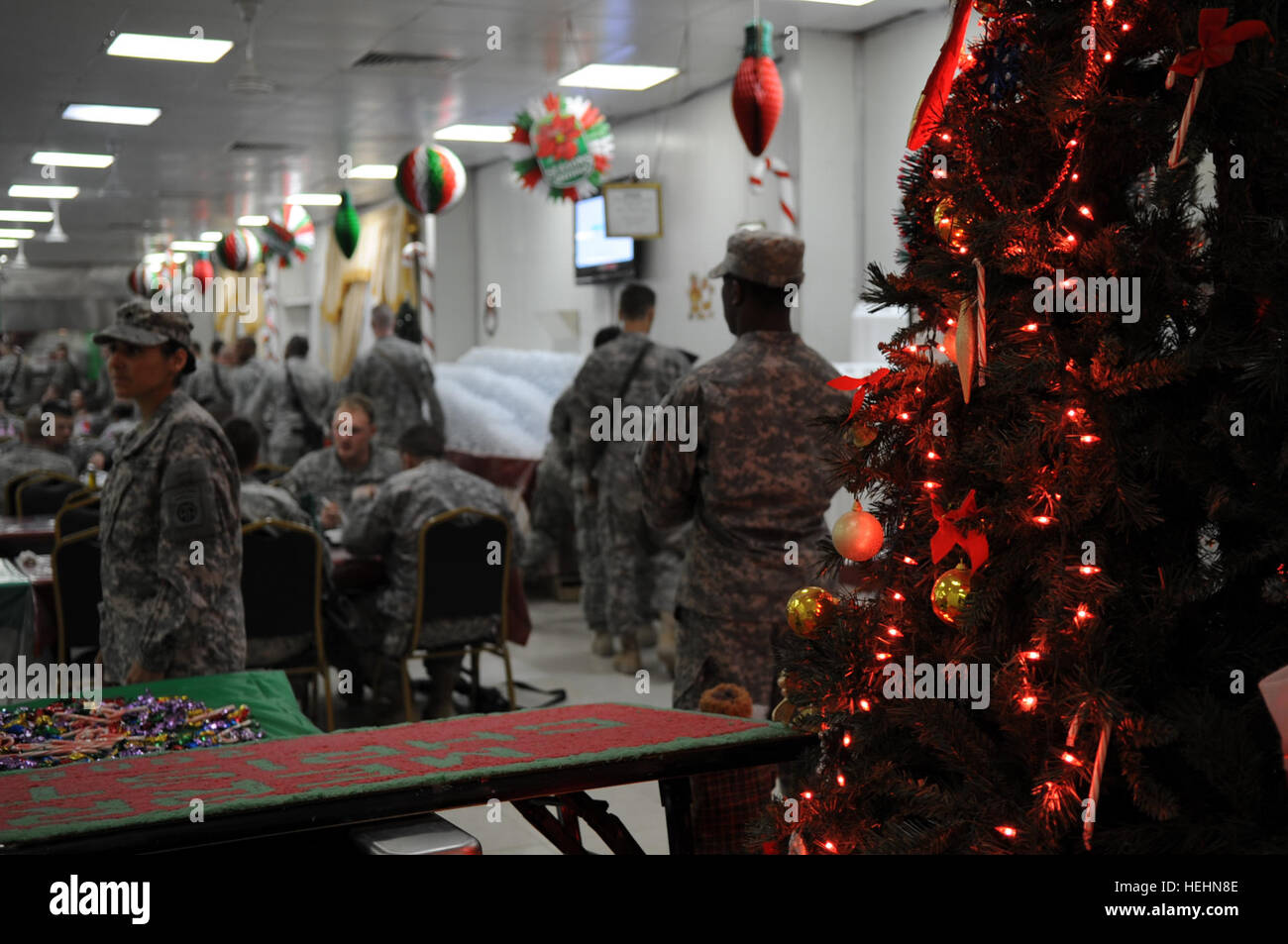 US-Soldaten der 3. Brigade Combat Team, 82nd Airborne Division, Essen Weihnachtsessen in der Esszimmer Einrichtung an der Forward Operating Basis Loyalität, Beladiyat, östlichen Bagdad, am Dezember 25. Dekorationen wurden rund um die Restaurants Anlage bei FOB Loyalität zu helfen, den Geist der Weihnacht zu vermitteln. Dieser Weihnachtsbaum ist das erste und letzte sieht ein jeder beim betreten oder verlassen. Weihnachten im Vorwärts operative Basis Treue 140187 Stockfoto