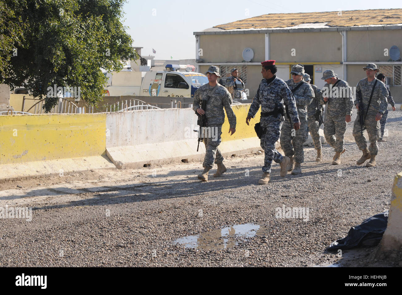 US Army Captain Jeremiah Corbin (links) aus Cleveland, Ohio, Kommandant der F Company, 2. Bataillon, 505. Fallschirm-Infanterie-Regiment, 3rd Brigade Combat Team, 82nd Airborne Division, Spaziergänge mit irakische Nationalpolizei Sgt. Major Ali der 8. Brigade (Falcon-Brigade), 2. Division, irakische Nationalpolizei, bei gemeinsamen Sicherheit Station Beladiyat, in Muhallah 732, Beladiyat, östlichen Bagdad, Irak, am 5. Januar 2009. US-Soldaten besuchen JSS Beladiyat um Humvee Einarbeitung Ausbildung mit irakische Nationalpolizei durchzuführen. Humvee Ausbildung bei gemeinsamen Sicherheit Station Beladiyat 143817 Stockfoto