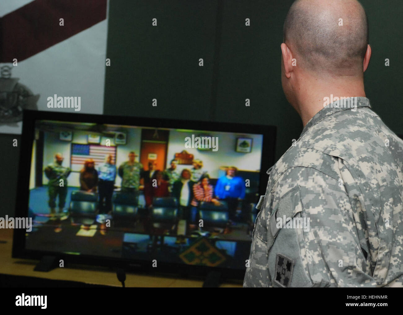 Lieutenant Colonel David Ristedt, ein Logansport, ind., native, wer dient als Abteilung Chirurg, 4. US-Infanteriedivision, Multi-National Division - Bagdad, Gespräche zu seiner Familie zurück nach Fort Hood, Texas, per video Telefonkonferenz nach der militärischen medizinischen Verdienstorden innen Hauptsitz, Jan. 5 präsentiert wird. Major General Joseph Caravalho, gebürtig aus Kaneohe, Hawaii, wer als Surgeon General, Multi-National Force - Irak dient, überreichte die Auszeichnung Ristedt. Der militärischen medizinischen Verdienstorden herausragende Leistungen und fördert die Gemeinschaft und Esprit De Corps unter der Armee medizinische Abteilung und Stockfoto