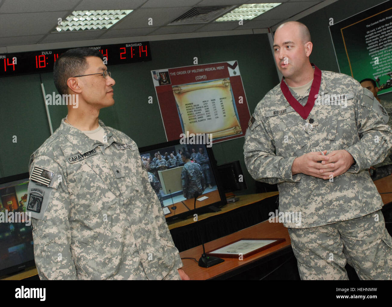 Lieutenant Colonel David Ristedt (rechts), dank einer Logansport, ind., native, wer als Abteilung Chirurg, 4. US-Infanteriedivision, Multi-National Division - Bagdad dient, Major General Joseph Caravalho, gebürtig aus Kaneohe, Hawaii, der als Surgeon General, Multi-National Force - Irak, dient nach der Verleihung der militärischen medizinischen Verdienstorden innen Hauptsitz, Jan. 5. Der militärischen medizinischen Verdienstorden herausragende Leistungen und fördert die Gemeinschaft und Esprit De Corps unter der Armee medizinische Abteilung und steht für hervorragende Dienste für Personen, die eindeutig die höchsten Sta gezeigt haben Stockfoto