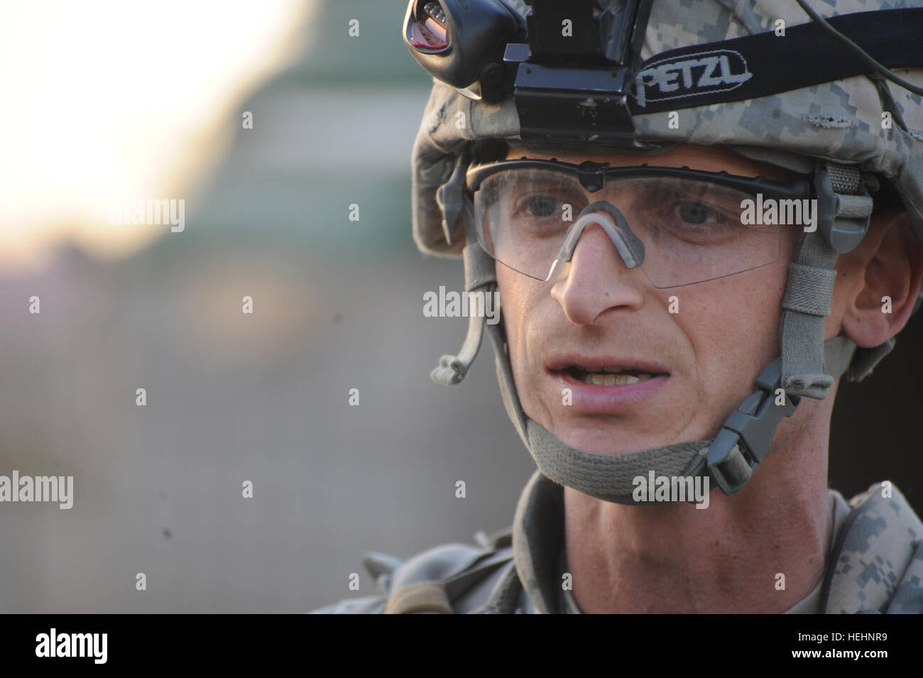 US Armee Sgt. 1. Klasse Troy Mozingo aus Chester, VA., 2. Bataillon, 505. Fallschirm-Infanterie-Regiment, 3rd Brigade Combat Team, 82nd Airborne Division, führt ein Konvoi Briefing vor der Abreise aus dem vorwärts Operating Base Loyalität, Beladiyat, östlichen Bagdad, Irak, am 8. Januar 2009. Zusammenarbeit mit irakische Nationalpolizei auf vorwärts operativer Basis Treue 143965 Stockfoto