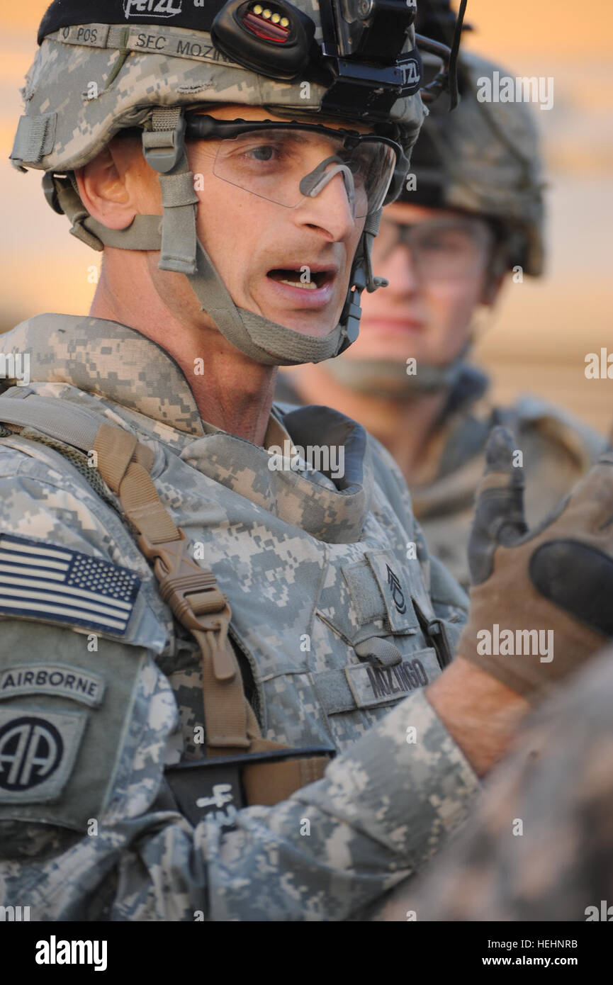 US Armee Sgt. 1. Klasse Troy Mozingo aus Chester, VA., 2. Bataillon, 505. Fallschirm-Infanterie-Regiment, 3rd Brigade Combat Team, 82nd Airborne Division, führt ein Konvoi Briefing vor der Abreise aus dem vorwärts Operating Base Loyalität, Beladiyat, östlichen Bagdad, Irak, am 8. Januar 2009. Zusammenarbeit mit irakische Nationalpolizei auf Forward Operating Base Loyalität 143974 Stockfoto