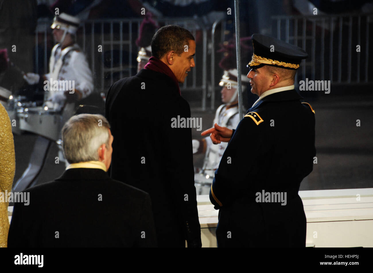 Sprechen Sie Präsident Barack Obama und US Armee Generalmajor Richard J. Rowe Jr., Vorsitzender der Streitkräfte Inaugural Committee (AFIC), in der Tribüne während der 2009 presidential inaugural Parade in Washington, D.C., 20. Januar 2009.  Mehr als 5.000 Männer und Frauen in Uniform bieten zeremonielle Militärhilfe zur Amtseinführung Präsidenten, eine Tradition, die auf Washingtons 1789 Einweihung zurückgeht.  (DoD Foto von 1st Sgt Robert Hyatt, US-Armee/freigegeben) Barack Obama & Richard Rowe bei 2009 erste Parade 090120-A-3085H-812 Stockfoto