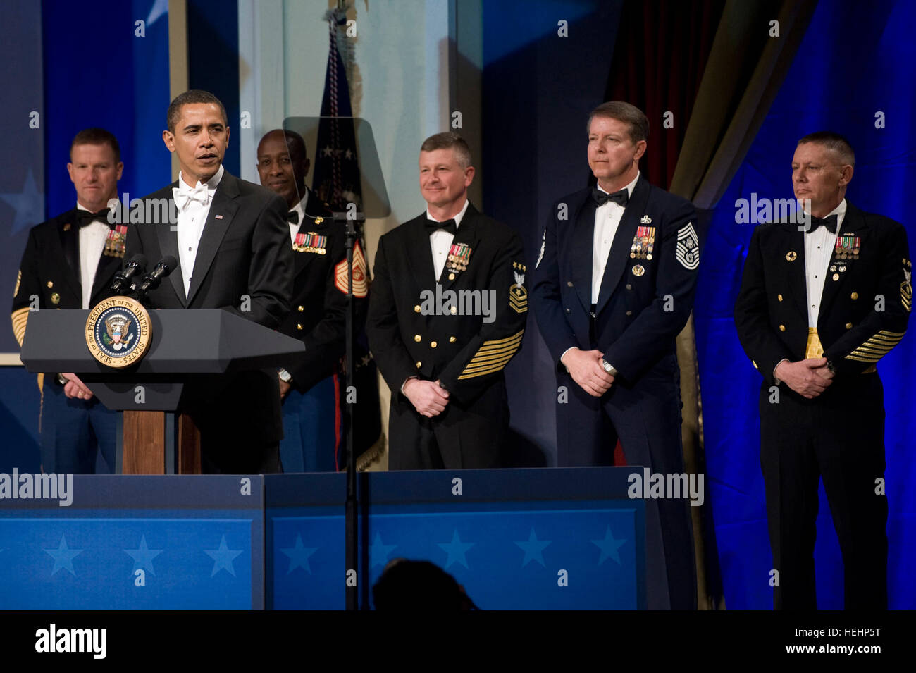 090120-N-0696M-744 umgeben von von jeder eingetragenen Berater Dienstleistungen, Präsident Barack Obama spricht das Publikum auf dem Commander-in-Chiefs Ball an das National Building Museum, Washington, D.C., 20. Januar 2009. Der Ball geehrt Americas Service-Mitglieder, Familien der gefallenen und Verwundeten Krieger. (Foto: DoD Mass Communication Specialist 1. Klasse Chad J. McNeeley/freigegeben) Flickr - der US-Armee - www.Army.mil (36) Stockfoto