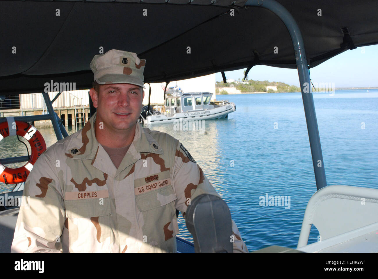 GUANTANAMO BAY auf Kuba – Küstenwache Petty Officer 1st Class Keith Cupples steht in einer vertrauten Position am Steuer eines transportablen Port Sicherheit Bootes, 19. Februar 2009. Cupples, Joint Task Force Guantanamo Senior Trooper des Quartier, ist ein Bootsmann Mate mit Port Security Unit 305 und in seiner zweiten Tour zu den JTF. JTF Guantanamo führt sicher, humane, rechtliche und transparente Pflege und Obhut von Festgenommenen feindlichen Kämpfern, darunter Militärkommission und die verurteilten bestellt freigegeben.  Die JTF führt Intelligenzansammlung, Analyse und Verbreitung für die Schutz-o Stockfoto