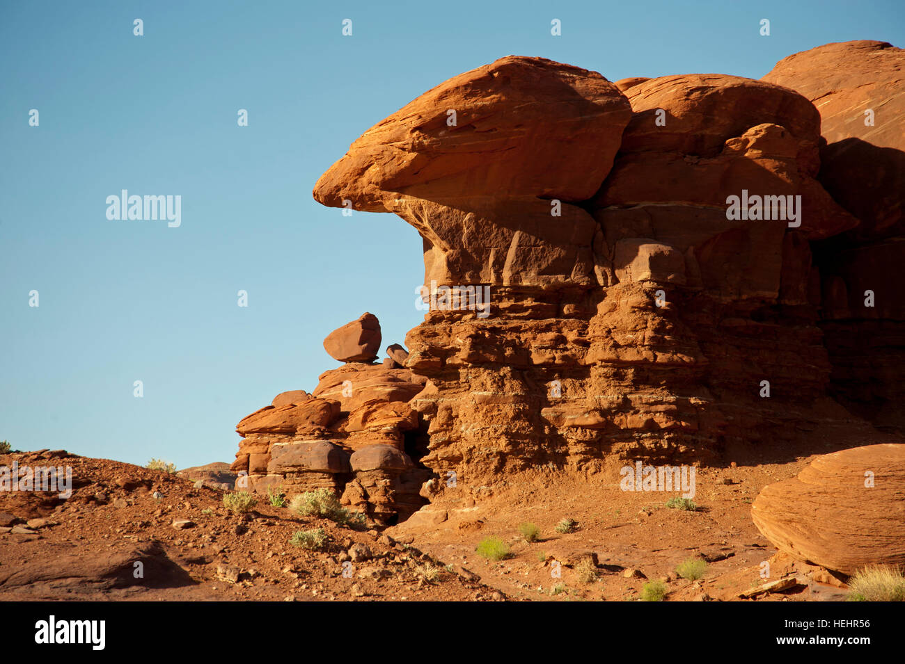 Felsformation in Canyon-Land-Nationalpark in Utah.  Roten Felsformation erstellt von Wind-Erosion mit kleine Büsche im Vordergrund Stockfoto